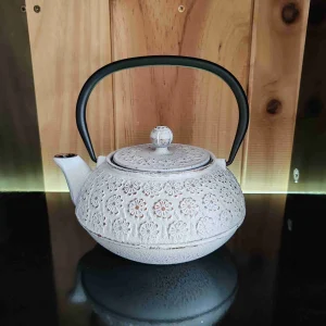 Tetera de hierro fundido blanca